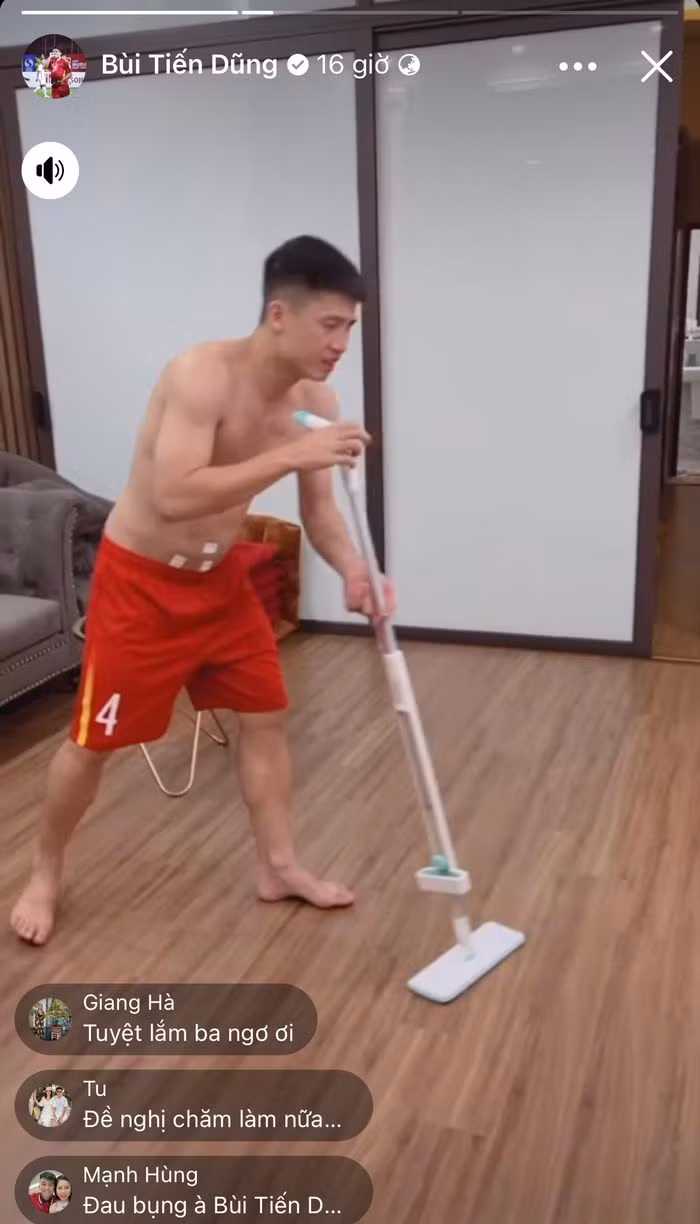 Mới đây, trên trang cá nhân của mình, chàng cầu thủ của đội tuyển Việt Nam đã chia sẻ khoảnh khoắc chăm con thu hút đông đảo sự tương tác và chú ý từ cư dân mạng.