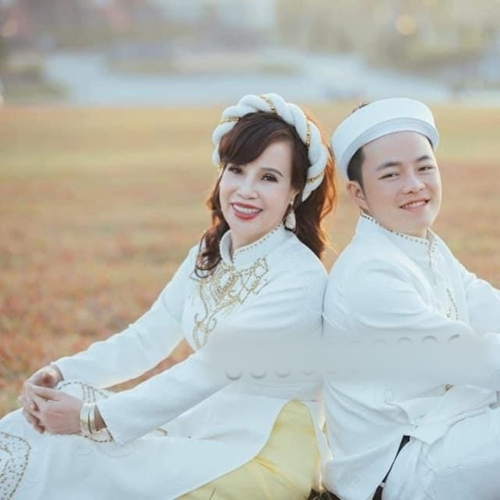 Một số người đã dành lời khen đến "cô dâu 62 tuổi" và chồng trẻ đã lựa chọn một cuộc sống bình dị, kín tiếng.