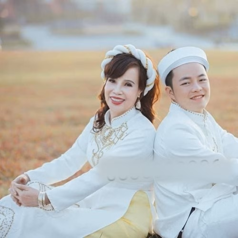 Một số người đã dành lời khen đến "cô dâu 62 tuổi" và chồng trẻ đã lựa chọn một cuộc sống bình dị, kín tiếng.