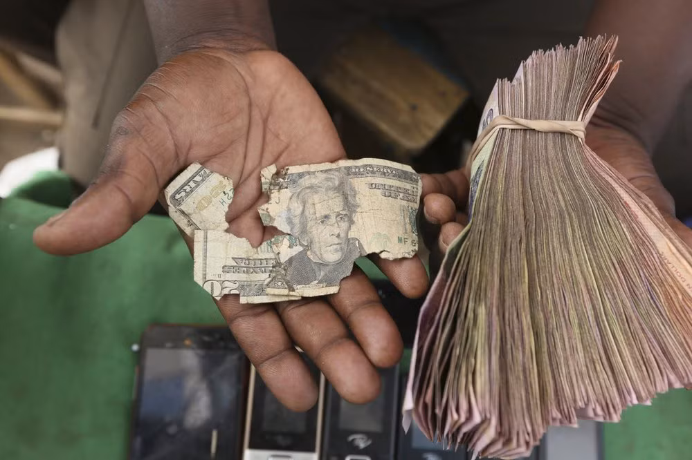 2 nuoc “thua tien” nhat TG: Noi ban tien theo can, noi sieu xe ngap pho