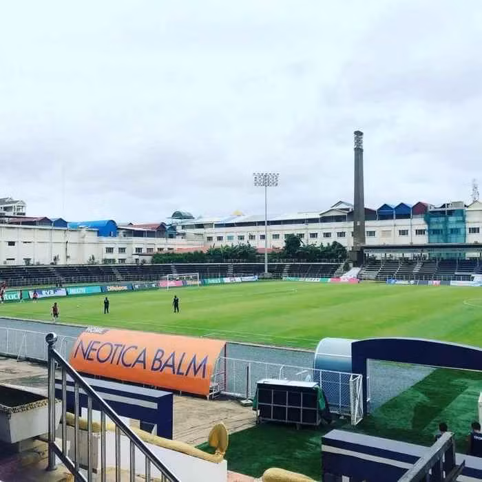 SVĐ Quân đội Hoàng gia Campuchia được xây dựng vào thập niên 20 của thế kỷ trước và là sân nhà của CLB Bộ Quốc phòng tại giải VĐQG Campuchia.