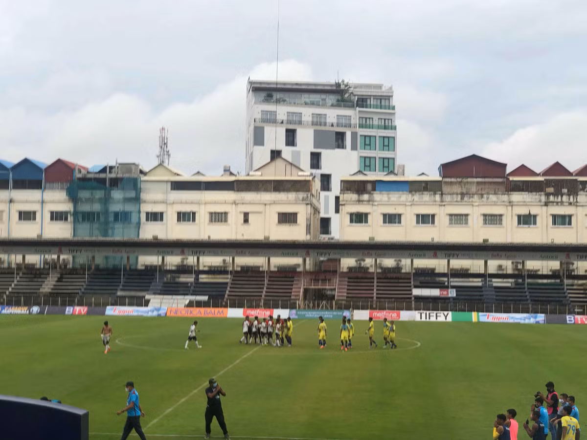 Sân có sức chứa 8.000 chỗ ngồi và tối đa 20.000 sau khi nâng cấp để tổ chức SEA Games 32.