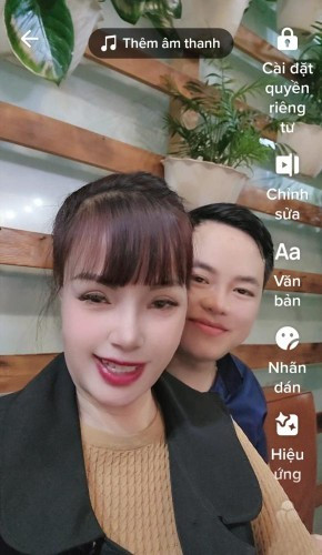 Nhìn cô dâu Thu Sao bên cạnh chồng trẻ cũng không còn có sự chênh lệch tuổi tác lớn như trước đây.