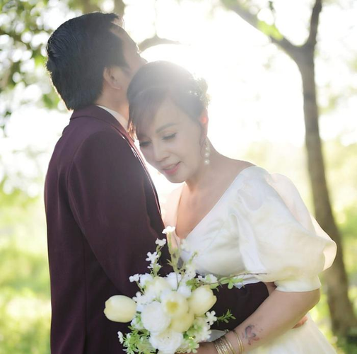 Thế nhưng sau những lần thẩm mỹ đó, khuôn mặt của cô dâu Thu Sao vẫn lộ khuyết điểm như miệng méo, má sưng húp... Thậm chí, cô từng đi tập vật lý trị liệu để chữa biến chứng hậu phẫu thuật.