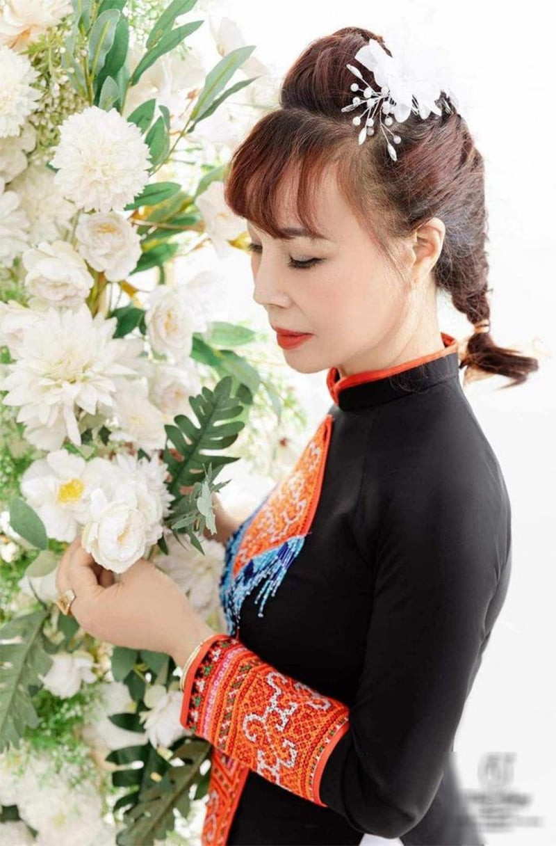 Bên cạnh đó, những vị trí dễ có vết nhăn do lão hóa trên mặt của cô dâu Thu Sao cũng "không cánh mà bay". Một số người cho rằng nhan sắc của người phụ nữ U70 này hiện tại không thua gì những cô gái 18, đôi mươi.