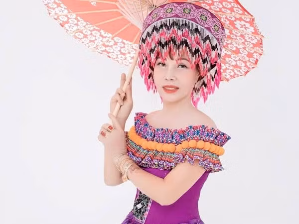 Sau thời gian dài im hơi lặng tiếng, gần đây, cô dâu Thu Sao xuất hiện với diện mạo mới. Thông qua những bức ảnh trên mạng, cô hiện lên với vẻ đẹp trẻ hơn rất nhiều so với độ tuổi thật.