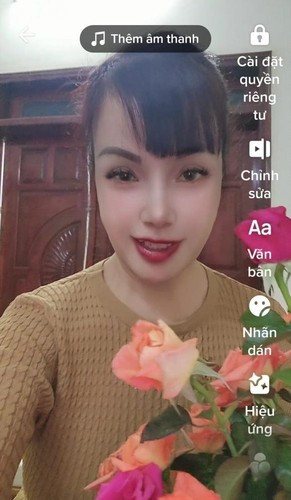 Bên dưới phần bình luận, có không ít người dùng mạng dành nhiều lời khen có cánh cho cô dâu Thu Sao. Nhất là những tấm ảnh cô diện trang phục người dân tộc, tết bím tóc và để mái bằng như trẻ ra mấy chục tuổi.