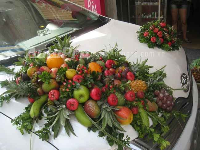 Một số người thậm chí còn tranh thủ khoe luôn sản phẩm của đám cưới mình khi cũng sử dụng hoa quả trang trí. Khác biệt ở chỗ, họ dùng đặc sản quê hương như vải để vừa tạo ấn tượng lại cực kì ý nghĩa. Ảnh: 24h