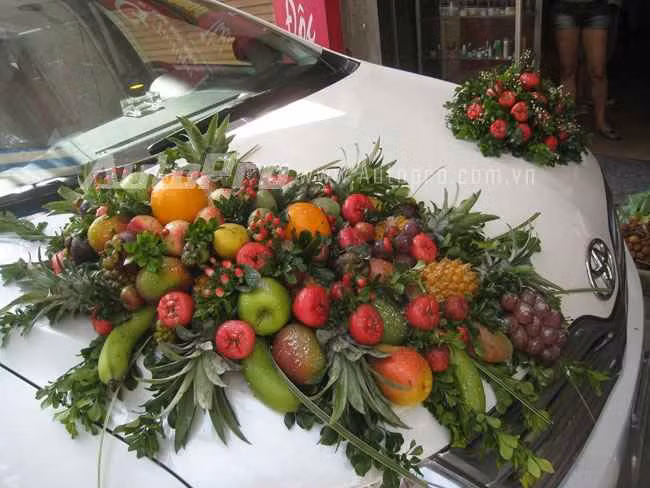 Một số người thậm chí còn tranh thủ khoe luôn sản phẩm của đám cưới mình khi cũng sử dụng hoa quả trang trí. Khác biệt ở chỗ, họ dùng đặc sản quê hương như vải để vừa tạo ấn tượng lại cực kì ý nghĩa. Ảnh: 24h