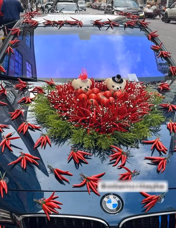 Mới đây, dân mạng từng chia sẻ những hình ảnh trang trí xe hoa bằng quả ớt và cà chua.