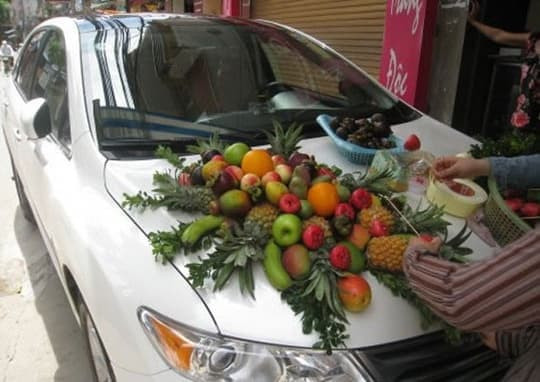 Sau khi chia sẻ lên MXH, cư dân mạng cho rằng đây là một cách trang trí xe hoa vô cùng độc đáo và mới lạ. Ảnh: 24h
