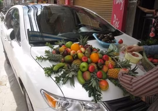 Sau khi chia sẻ lên MXH, cư dân mạng cho rằng đây là một cách trang trí xe hoa vô cùng độc đáo và mới lạ. Ảnh: 24h