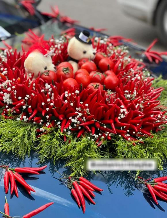 Tâm điểm của chiếc xe rước dâu là một cặp đôi gấu bông nằm trong trái tim bằng ớt.