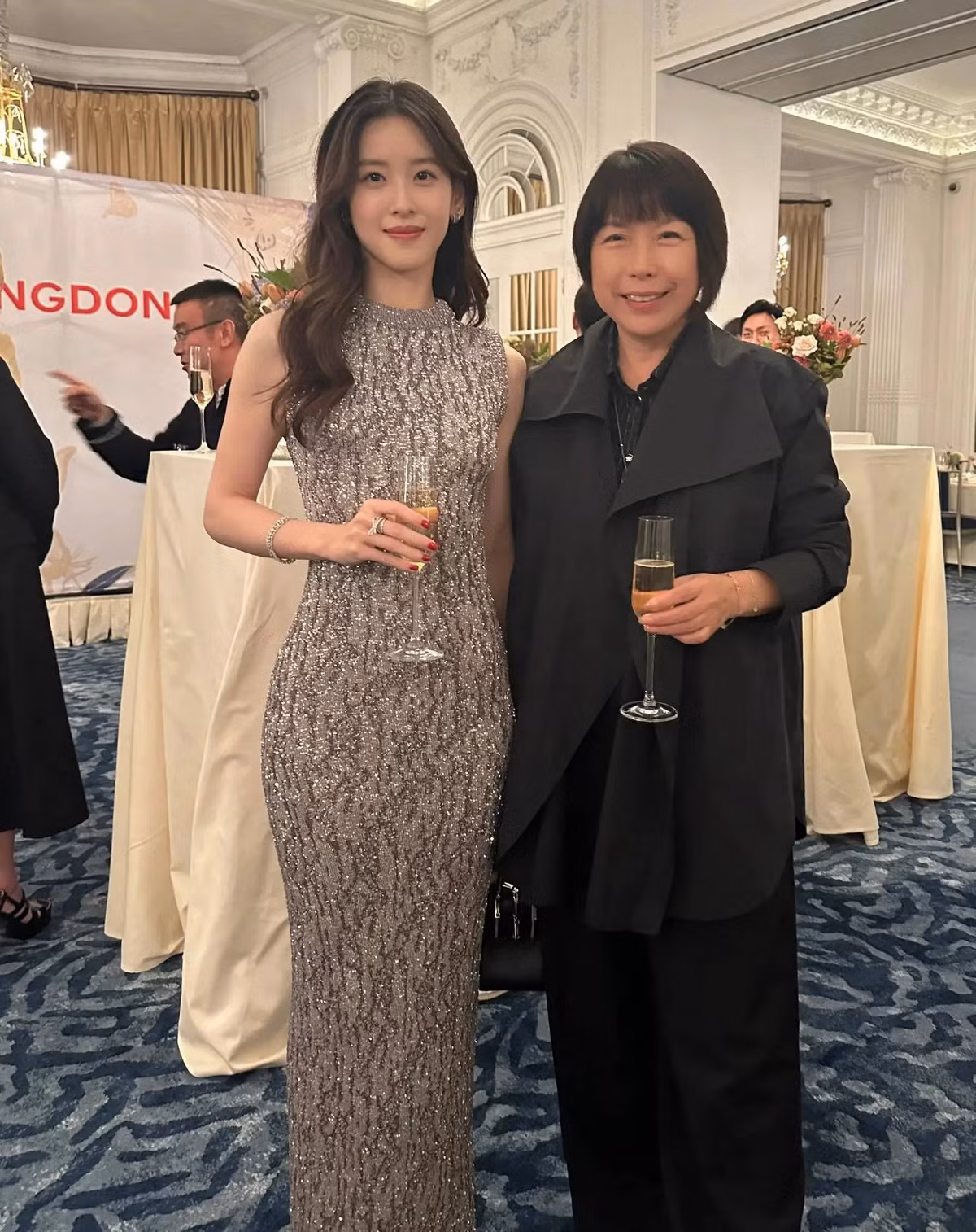 Chương Trạch Thiên (trái) là một trong số những nữ doanh nhân trẻ nổi tiếng Trung Quốc với khả năng kinh doanh xuất sắc. Năm 2020, cô và chồng - tỷ phú Lưu Cường Đông đã lọt vào danh sách 500 người giàu nhất Trung Quốc với tổng tài sản lên tới 58,4 tỷ NDT (204 nghìn tỷ đồng).