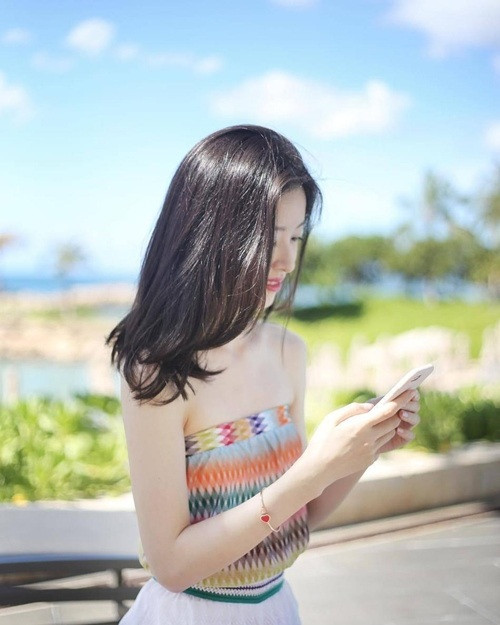 Chương Trạch Thiên sinh năm 1993, từng theo học tại Thanh Hoa - một trong những trường đại học danh tiếng hàng đầu Trung Quốc và Cambridge.