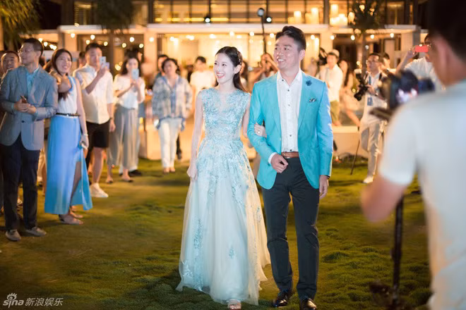 Chương Trạch Thiên còn đúng chuẩn hình mẫu "con nhà người ta" trong truyền thuyết vì không những tài giỏi mà còn sở hữu dung mạo quá xuất chúng, không hề thua kém những minh tinh hàng đầu Cbiz.