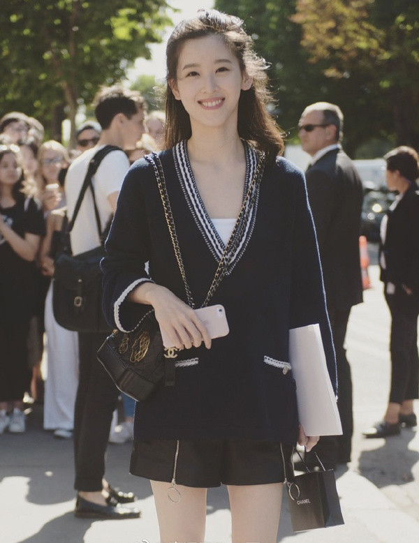 Dù đã là mẹ 2 con nhưng Chương Trạch Thiên vẫn ghi điểm với visual dịu dàng, hút hồn cùng vóc dáng thon gọn như thời con gái.