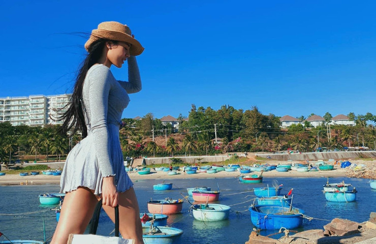 Ngoài gym, người đẹp Phan Thiết còn tích cực tập luyện Yoga và chạy bộ để tăng sự dẻo dai của cơ thể.