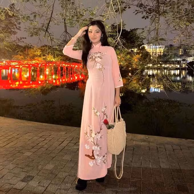 Shirina tên đầy đủ là Shirina Holmatova sinh năm 2001, mang hai quốc tịch là Úc và Uzbekistan.