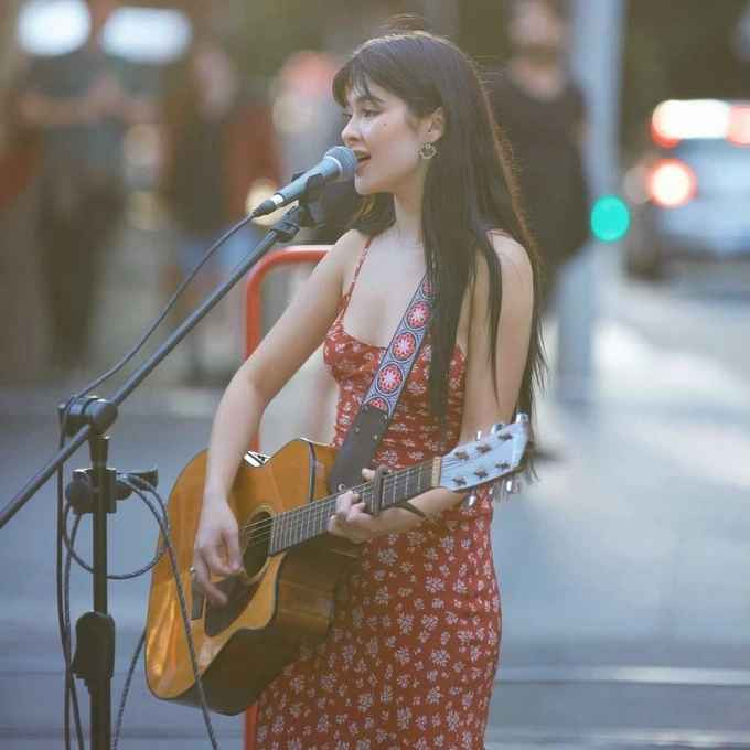 Sau khi video được đăng tải, phần lớn dân mạng lầm tưởng cô gái đến từ Việt Nam vì hát khá rõ lời. Thực tế, nhân vật chính trong video là Shirina.