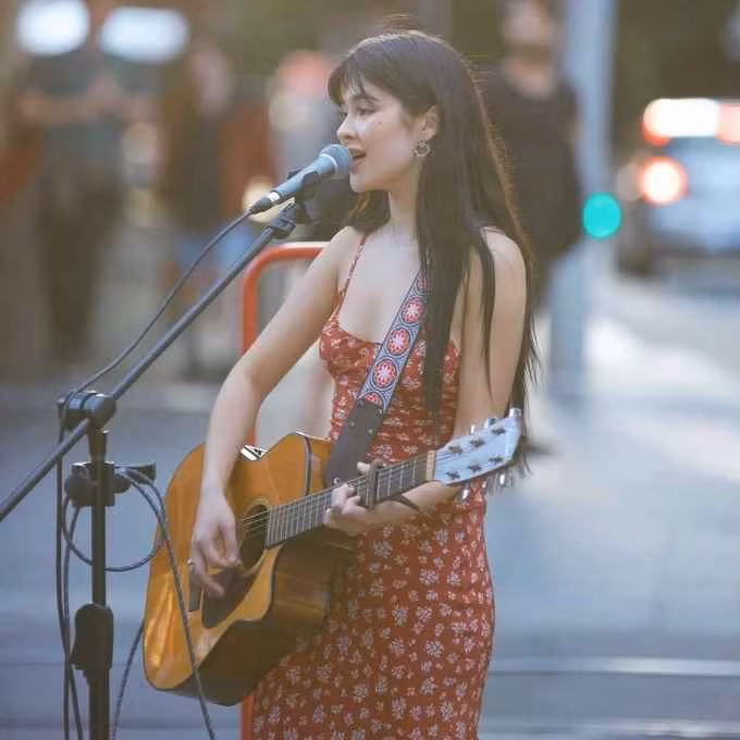 Sau khi video được đăng tải, phần lớn dân mạng lầm tưởng cô gái đến từ Việt Nam vì hát khá rõ lời. Thực tế, nhân vật chính trong video là Shirina.