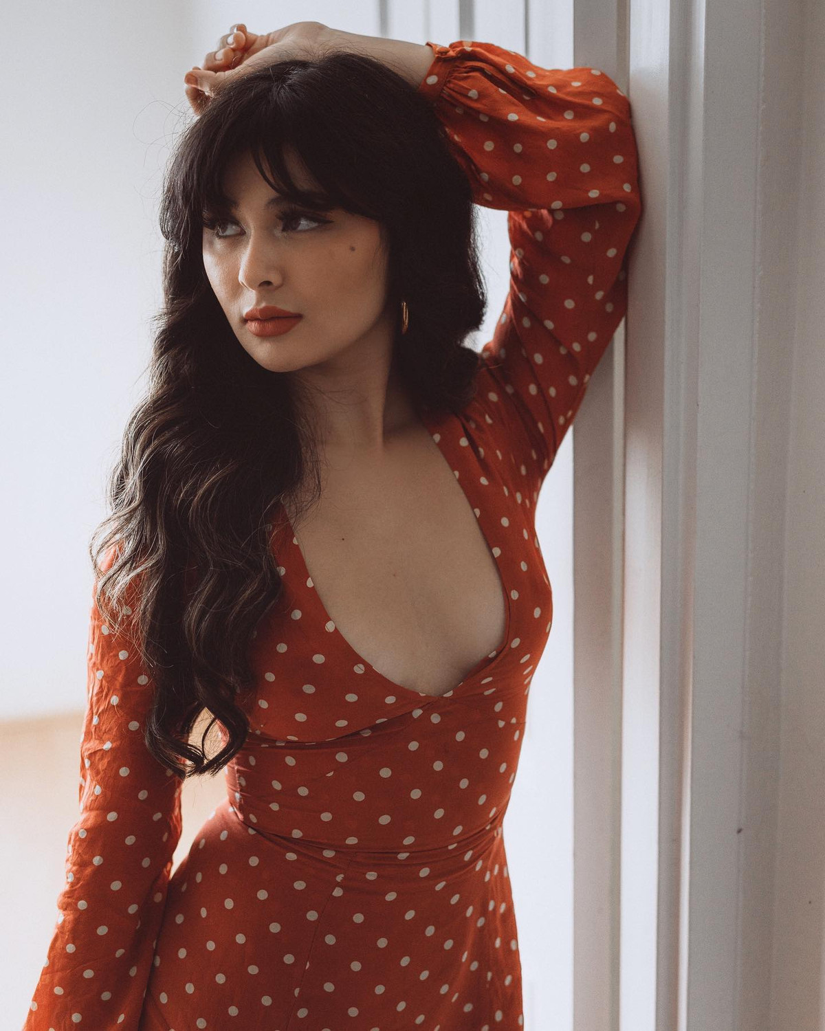 Mỗi khi có dịp đi du lịch, Shirina thường cầm đàn và hát ở những địa danh nổi tiếng trên thế giới.