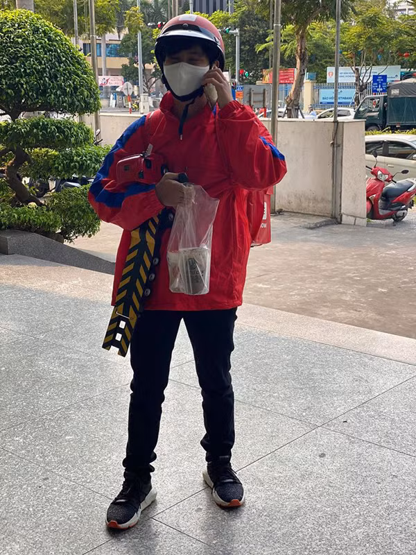 Theo đó, anh chàng này đã mang theo một chiếc xe tải đồ chơi có điều khiển từ xa đến địa điểm giao hàng mà khách đã đặt.