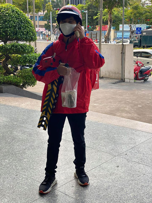 Theo đó, anh chàng này đã mang theo một chiếc xe tải đồ chơi có điều khiển từ xa đến địa điểm giao hàng mà khách đã đặt.