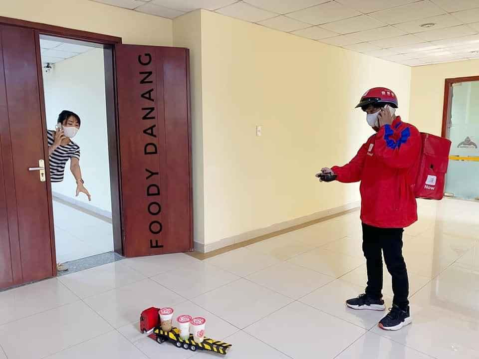 Khi tới địa chỉ của khách hàng, chàng shipper cẩn thận đặt đồ uống lên trên chiếc xe đồ chơi và điều khiển nó di chuyển tới đúng vị trí mà khách đang chờ sẵn.
