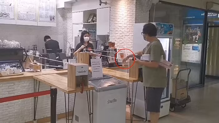 Khách khi đến cửa hàng này sẽ bỏ tiền vào 1 chiếc hộp sau đó nhân viên dùng chiếc xe nhỏ đẩy hàng ra. Bằng biện pháp này thì nhân viên và khách hàng không tiếp xúc trực tiếp với nhau nên nguy cơ lây nhiễm dịch sẽ giảm xuống thấp hơn. Ngoài ra, khoảng cách cũng được cửa hàng đảm bảo ở mức an toàn là 1m, quả là chu đáo và cẩn thận.