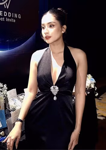 Trên trang cá nhân, ngoài những khoảnh khắc vui vẻ bên bé Sol, Thiên An cũng thường xuyên đăng tải những hình ảnh khoe check in ở những địa chỉ sang trọng, dùng đồ hiệu, đi xe sang.