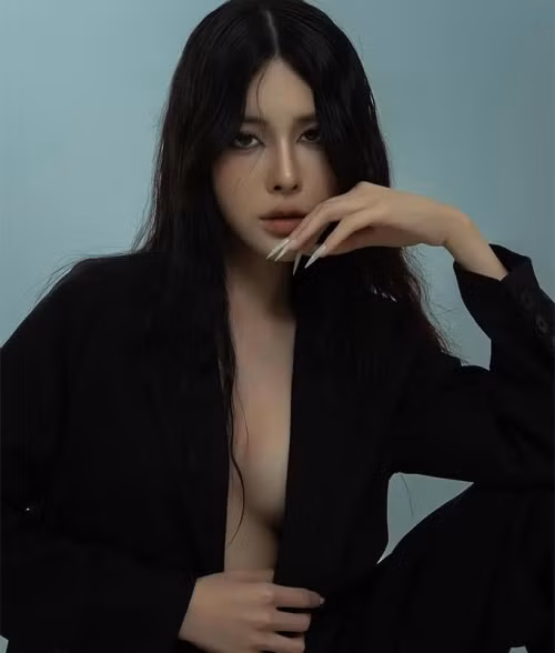 Bạn gái Vũ Văn Thanh sở hữu cuộc sống sang chảnh, thường xuyên dát hàng hiệu.