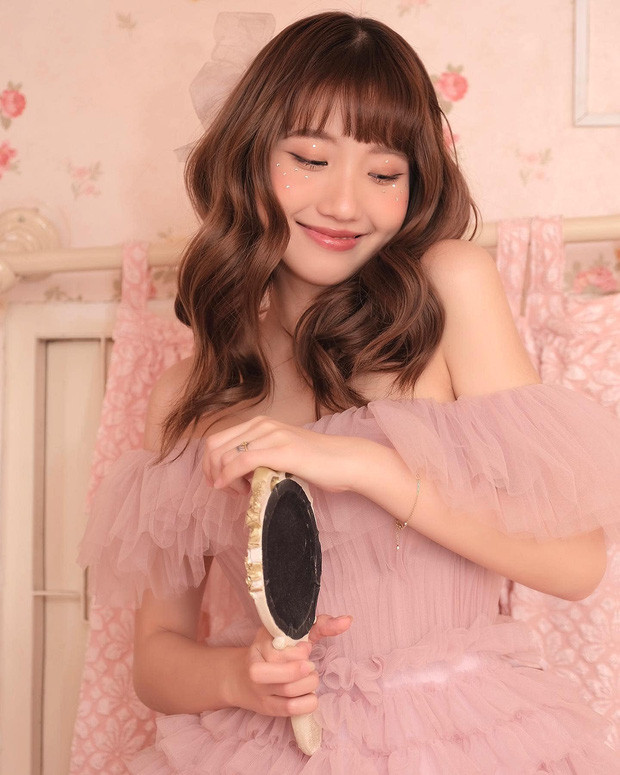 Ai có theo dõi hot girl TikTok - Khánh Huyền đều biết cô nàng vốn là một trong những gái xinh đình đám cõi mạng với "sương sương" 2,4 triệu follow.