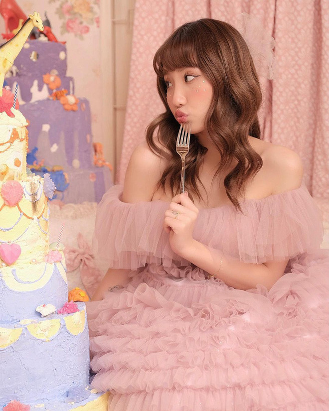 Khánh Huyền lựa chọn concept ngọt ngào, dễ thương với váy bồng công chúa. Gu makeup của gái xinh cũng rất đơn giản, không hề cầu kỳ.