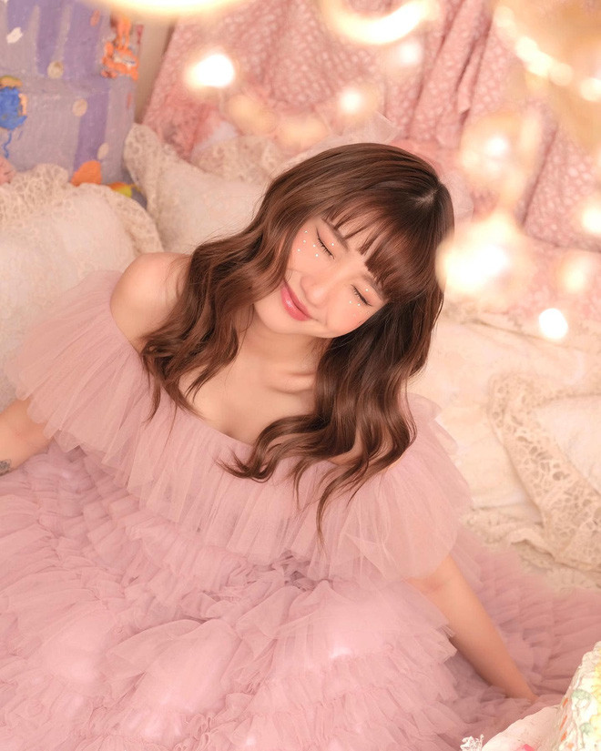 Đơn cử như bộ hình sinh nhật của Khánh Huyền vừa đăng tải chẳng hạn, cô nàng quay trở về với đúng độ tuổi của mình.