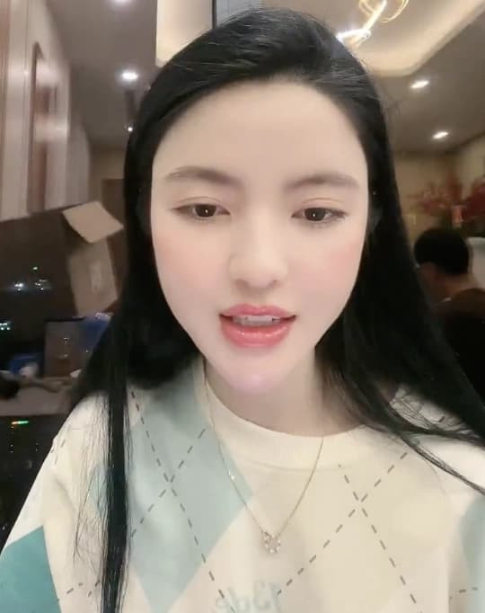 Thời gian trước, Chu Thanh Huyền hay Nguyễn Quang Hải đều che chắn kỹ lưỡng gương mặt đối phương trong mỗi lần xuất hiện chung.