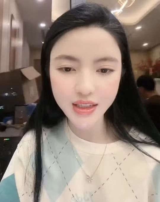 Thời gian trước, Chu Thanh Huyền hay Nguyễn Quang Hải đều che chắn kỹ lưỡng gương mặt đối phương trong mỗi lần xuất hiện chung.