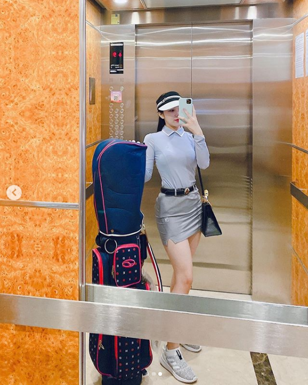 Thậm chí, trên trang cá nhân của mình, Nhã Tiên còn cho biết dù trời có mưa nhưng cô nàng vẫn đến sân để tập luyện đều đặn.