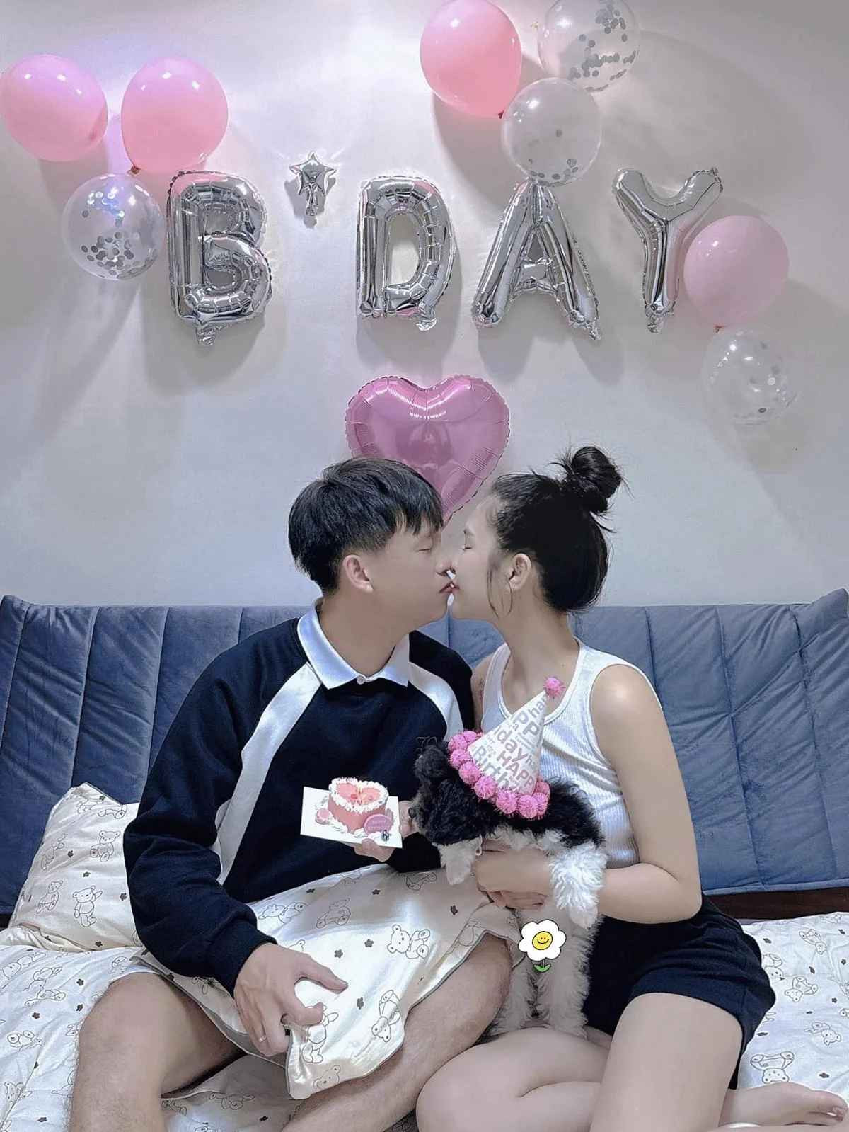 Dù chênh lệch về tuổi tác, song chuyện tình cảm của cầu thủ HAGL và vợ được gia đình, bạn bè ủng hộ.