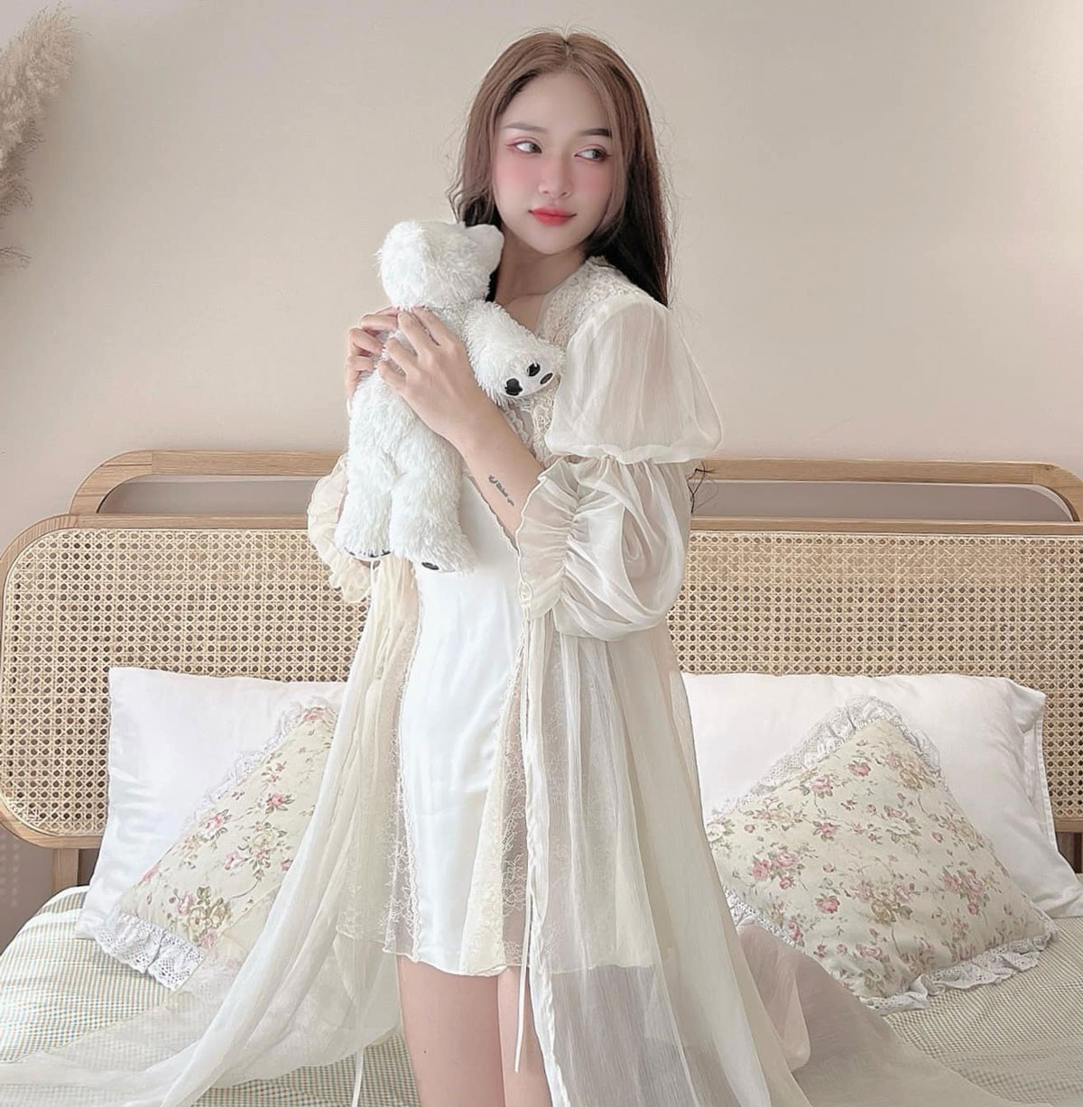 Hot girl sinh năm 1994 luôn khéo léo chọn trang phục ôm sát, cắt xẻ táo bạo để khoe trọn đường cong nóng bỏng không thua kém bất kì mỹ nhân nào.