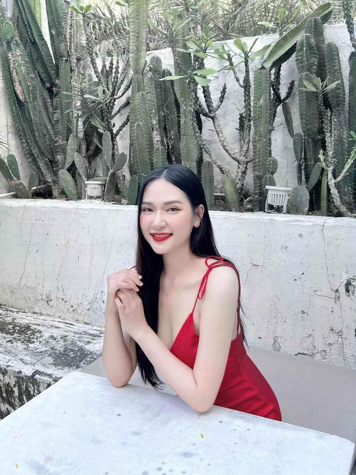 Chia sẻ về lý do quyết định về chung nhà, vợ tiền vệ HAGL cho biết: "Tôi yêu Thanh Sơn, quyết định chọn anh ấy làm chồng vì anh có đủ những yếu tố cơ bản của một người đàn ông tốt như: trách nhiệm, chung thủy, biết quan tâm, chăm sóc người khác, luôn sẵn sàng lắng nghe và thay đổi để trở nên tốt hơn...