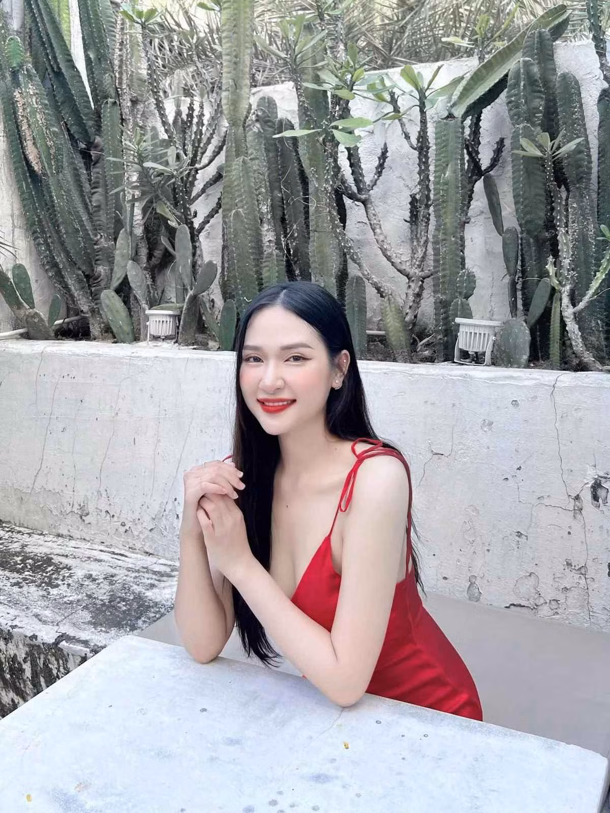 Chia sẻ về lý do quyết định về chung nhà, vợ tiền vệ HAGL cho biết: "Tôi yêu Thanh Sơn, quyết định chọn anh ấy làm chồng vì anh có đủ những yếu tố cơ bản của một người đàn ông tốt như: trách nhiệm, chung thủy, biết quan tâm, chăm sóc người khác, luôn sẵn sàng lắng nghe và thay đổi để trở nên tốt hơn...