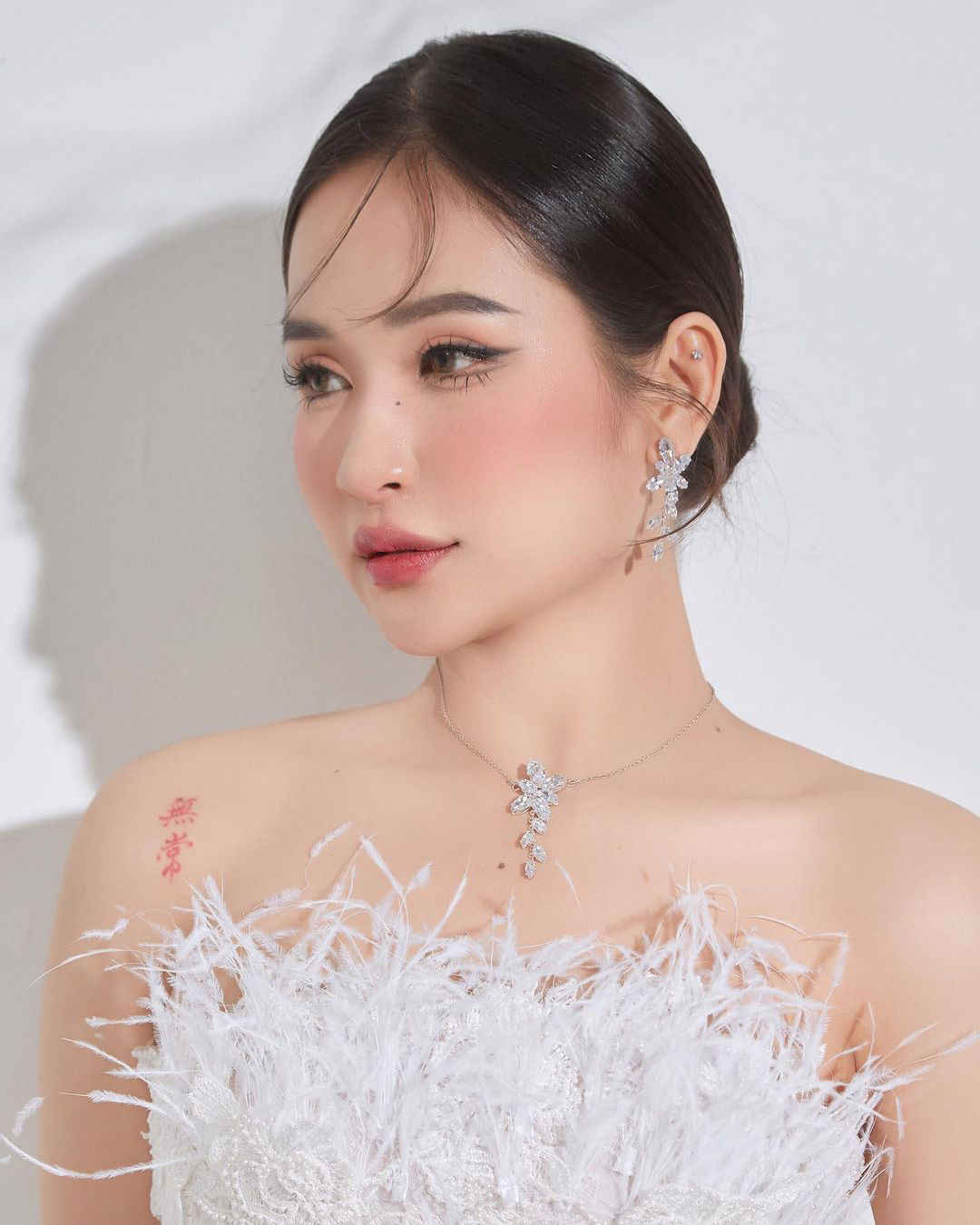 Bên cạnh đó, chúng tôi có chung mục tiêu sống và cùng đồng hành trên con đường tu học. Đó là điều quan trọng để chúng tôi tin tưởng có thể bên nhau trọn đời". Hot girl quê Đắk Lắk cho biết thêm.