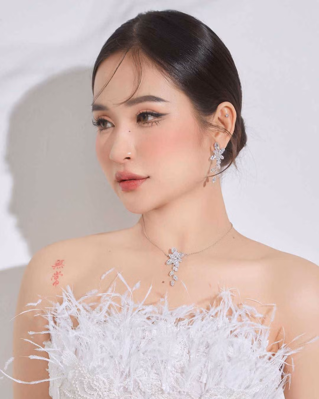 Bên cạnh đó, chúng tôi có chung mục tiêu sống và cùng đồng hành trên con đường tu học. Đó là điều quan trọng để chúng tôi tin tưởng có thể bên nhau trọn đời". Hot girl quê Đắk Lắk cho biết thêm.