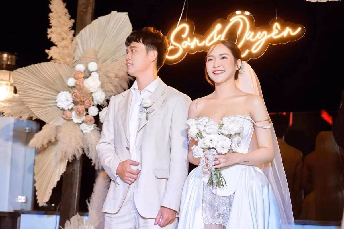 Tháng 12/2023, tiền vệ Trần Thanh Sơn tổ chức đám cưới với vợ là Hồ Quyên, hơn anh 3 tuổi. Cặp đôi bắt đầu hẹn hò vào tháng 5/2022 trước khi quyết định về chung nhà.