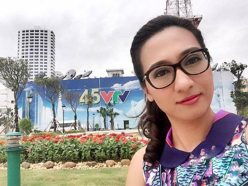 Sau hơn 20 năm gắn bó với công việc nhà đài, tháng 11/2016, Vân Anh nói lời chia tay với chương trình Thời Sự 19h và dừng hẳn công việc tại VTV. Tiết lộ lý do nghỉ việc, cô chia sẻ rằng: "Có thể nhiều người bất ngờ khi tôi rời khỏi VTV nhưng với tôi thì đó là ý định cũng từ lâu rồi. Nhưng đến một lúc, tôi cảm thấy mình cần phải rẽ sang một hướng khác, mở ra một hướng đi mới cho mình, hướng đến tương lai hơn. Tất nhiên là quyết định này cũng rất khó khăn, bởi không dễ gì mình có thể từ bỏ một thứ đã quá gắn bó và thân quen với mình trong suốt 20 năm qua".