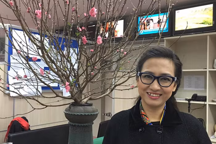 Trong hành trình khẳng định tên tuổi và tài năng, BTV Vân Anh nhận được sự hậu thuẫn rất lớn từ phía ông xã lớn hơn 21 tuổi là PGS. TS Nguyễn Văn Thạch - người từng đảm nhận chức vụ Phó giám đốc Bệnh viện Việt Đức, Hà Nội.