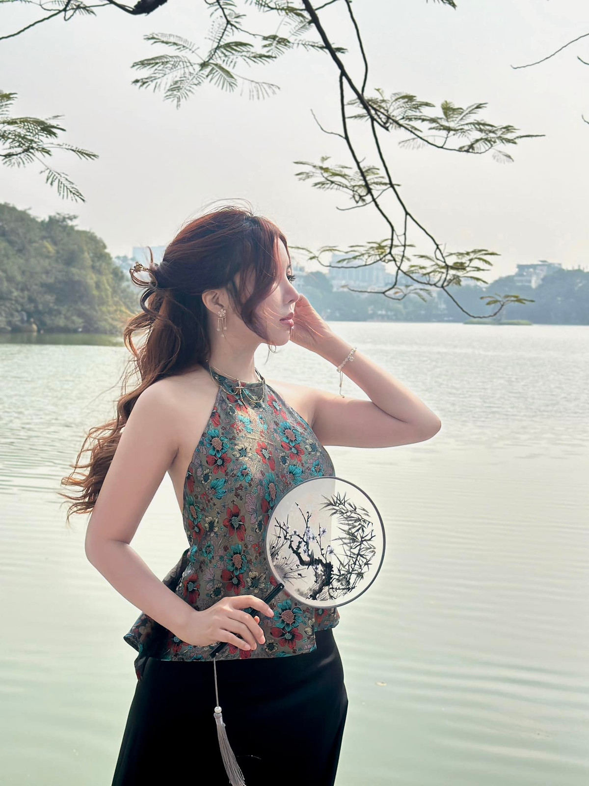 Cư dân mạng còn phát hiện ra trong một lần cặp đôi đi đánh golf, anh chàng A.T kia đưa đón nữ streamer bằng chiếc xe Porsche xịn mịn.