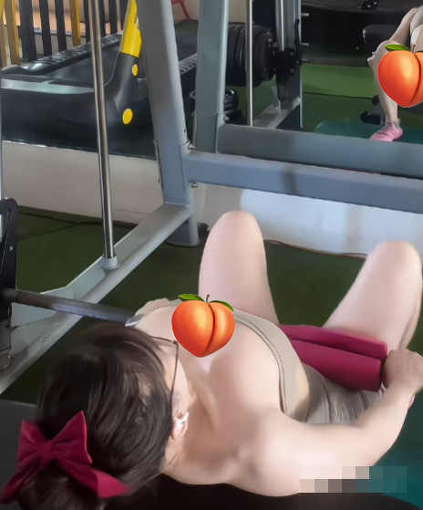 Thoạt nhìn, đó chỉ là cảnh tập thể hình như bao video khác. Thế nhưng điều khiến đoạn video trở nên "viral" chính là những khung hình nóng bỏng, góc quay gợi cảm của nàng hot girl.