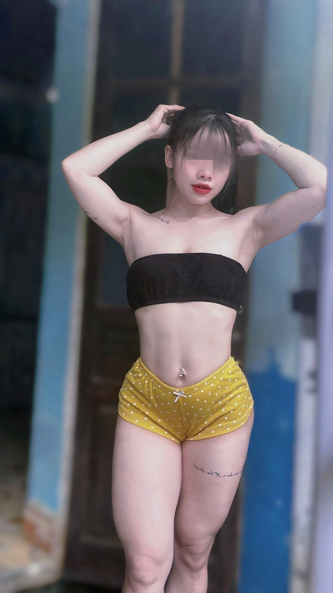 Một bên cho rằng hot girl quá gợi cảm, thậm chí cố tình thể hiện "quá đà" nhằm câu view. Nhiều bình luận chỉ trích nội dung mang tính chất khoe thân, phản cảm, không phù hợp với môi trường phòng gym.